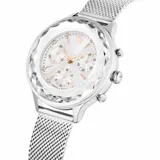 Reloj cronógrafo con caja de acero inoxidable de 37 mm, tono plateado, y bisel de cristal facetado. La esfera es blanca iridiscente con tres sub-esferas (contador de minutos, segundos y horas) y manecillas en tono oro rosa. Posee un brazalete de malla milanesa de acero inoxidable.