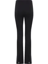 Pantalón negro de punto técnico, corte slim, pierna acampanada con aberturas traseras, talle medio, cierre de cremallera oculto y detalles de costuras verticales.