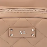 Riñonera color beige con diseño acolchado en forma de rombos. Tiene correa ajustable con hebilla y cierre superior.