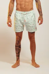 Bañador de hombre color rosa pálido con estampado de golondrinas oscuras. Presenta cintura elástica con cordón ajustable de color crudo y terminales turquesa.