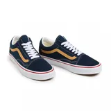 Championes Vans Old Skool color azul marino con la franja lateral en amarillo y suela blanca con línea roja.