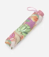 Paraguas plegable de aluminio con estampado de bananas, naranjas y melones sobre fondo lila. Incluye correa de mano y funda protectora.