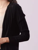 Cardigan azul en tejido acanalado con mangas largas.