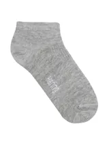 Kit de tres pares de medias blancas de algodón, tipo soquete, con logo de la marca Hering en el lateral.