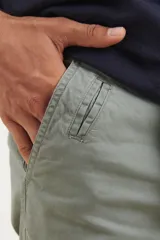 Bermuda verde de corte clásico, con bolsillos y ajuste regular.