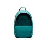 Mochila Nike Hayward color verde oliva con estampado floral sutil. Cuenta con un compartimento principal con cierre, funda interna para laptop, bolsillos laterales y sistema de cordones elásticos en el frente para sujetar objetos. Tiene correas acolchadas ajustables y correa de esternón para mayor comodidad.