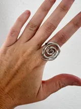 Anillo plateado regulable con forma de bucle.