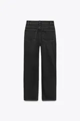 Pantalón de jean celeste, de tiro alto, corte mom fit, con cinco bolsillos y cierre frontal con cremallera y botón metálico.