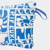 Bolso de mano Rip Curl con estampado de flores y texto en color azul sobre fondo blanco. Tiene cierre superior con cremallera y asa lateral.