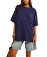 Remera azul marino de algodón, de manga corta y corte holgado.