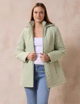 Campera capitoneada verde claro, marca Gallery, con abertura central con cierre, bolsillos delanteros y capucha desmontable. Forro interno a tono.