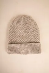 Gorro tejido de color gris con diseño de textura y doblez, ideal para brindar abrigo y comodidad.