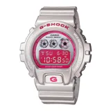 Reloj digital Casio G-Shock modelo DW6900CB-8DS, con caja y correa plateadas, detalles en rosa y esfera de 53mm.