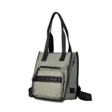 Mochila cartera color verde militar con detalles en negro. Tiene dos bolsillos frontales con cierre y correas ajustables para usar como mochila o al hombro.