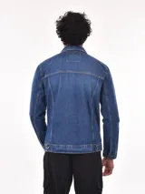Campera de jean azul con cuello clásico, cierre frontal con botones metálicos, bolsillos con solapa abotonada en el pecho y bolsillos laterales.
