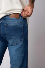 Pantalón jean azul de corte recto y ajuste relaxed fit, con bolsillos delanteros y traseros.