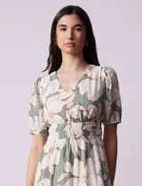 Vestido midi de gasa con estampado floral en tonos azul y beige, escote en V, cintura elastizada, mangas cortas con puño elastizado y forro interno a tono.