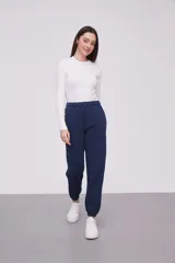 Babucha color gris melange de corte holgado, con cintura elástica y diseño cómodo.
