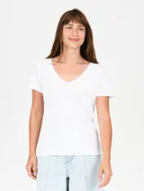Remera blanca de algodón con cuello en V y mangas cortas.