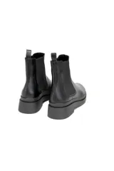 Botines Chelsea negros de cuero con suela de plataforma gruesa.
