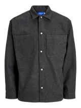 Sobrecamisa gris oscuro de manga larga con cierre de botones, cuello clásico y bolsillos de parche en el pecho.