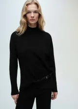 Jersey negro de punto fino con cuello alto, diseño oversize y manga larga.