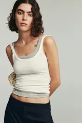 Camiseta sin mangas color amarillo pálido, de corte ajustado y cuello redondo.