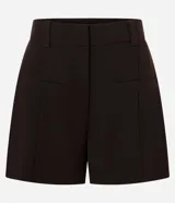 Short femenino ajustado de corte sastre, color marrón, con cierre delantero de cremallera y bolsillos delanteros.