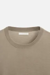 Jersey de hombre color beige, de lana fina, con cuello redondo y mangas largas.