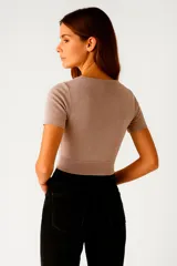 Top cropped negro de poliamida con cuello redondo y mangas cortas. Diseño ajustado al cuerpo.
