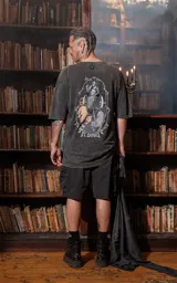 Remera gris de algodón con estampa del arcano mayor "El Carro" del tarot.