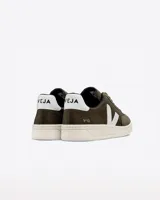 Championes Veja modelo V-12 B-Mesh, color verde oliva con logo lateral en blanco y detalles en negro. Fabricados con materiales reciclados y sostenibles.