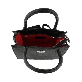 Cartera pequeña de mano color negro, con correa larga de tela con el logo de la marca.