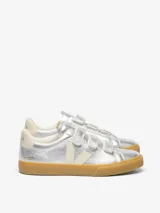 Zapatillas Veja modelo Recife Logo, color plateado con logo lateral en beige y ajuste con tiras de velcro. Suela de goma color caramelo.