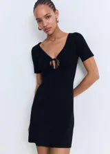 Vestido corto negro de punto fino con escote de pico y detalle de lazo.