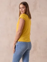 Remera amarilla de algodón con cuello alto.