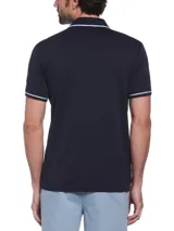 Polo azul marino de manga corta en tejido interlock, con cuello clásico, tapeta con botones, bolsillo en el pecho y logo bordado. Detalles de ribete blanco en cuello y mangas.