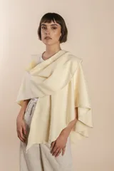 Ruana corta de lana color marrón con terminación de crochet hecho a mano. Prenda cómoda, versátil y fácil de combinar.