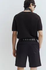 Short negro de sarga de algodón suave, con elástico en los laterales de la cintura, cierre con botón, bolsillos al bies y bolsillos de atrás ribeteados con botón. Corte estándar.