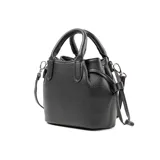 Cartera negra pequeña de cuero sintético con doble asa corta y correa larga regulable y desmontable. Tiene cierre superior, dos bolsillos externos con botón imantado y dos bolsillos internos, uno con cierre y otro abierto.