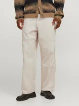 Pantalón de algodón color beige, de corte ancho, con bolsillos laterales y traseros. Presenta costuras contrastantes en color marrón.