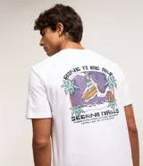 Remera masculina de algodón con cuello redondo y manga corta. Diseño comfort con estampa de esqueleto surfista.