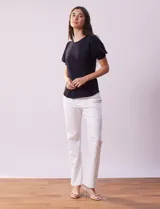 Remera blanca de modal con cuello redondo y mangas cortas abullonadas con puño.