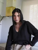 Sweater negro de tejido de punto con capucha y escote en V.