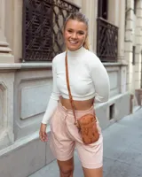 Bolso bandolera pequeño de cuero color terracota, ideal para llevar el celular, tarjetas y maquillaje. Cuenta con cierre superior, bolsillo interno, bolsillo externo y correa ajustable. Hecho a mano en Uruguay.