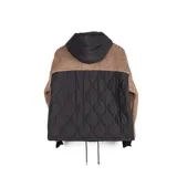Campera negra con mangas marrones de piel sintética, capucha y cierre frontal.