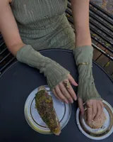 Anillo dorado con diseño de tres bandas entrelazadas.