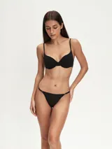 Colaless negra con tiras finas regulables.