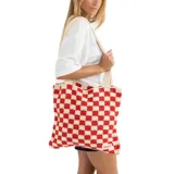 Bolso tipo tote tejido al crochet con diseño a cuadros rojos y crudos.