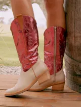 Bota texana de cuero vacuno negro con detalles bordados en dorado y plateado en la caña. Tiene taco de madera con folia de cuero de 5cm, entre suela de goma de 1cm, inclinación de horma de 4cm, altura de caña de 31cm y cierre YKK del lado interno. La horma es de punta fina, ancha y cómoda.